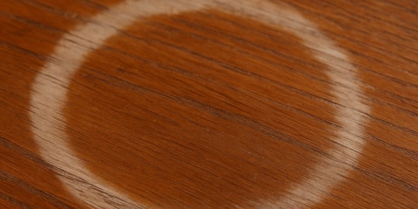 Comment enlever une tache d'eau sur un meuble vernis ?