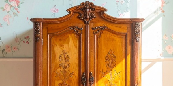 Comment raviver un meuble en bois vernis ?